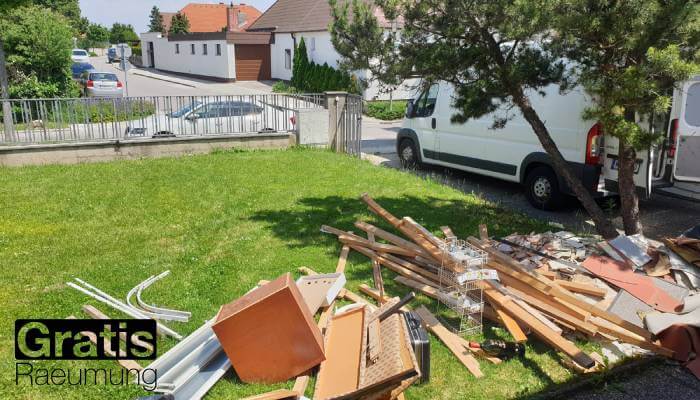 Messie-Abfall im Garten eines Hauses verstreut